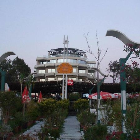 Vela Hotel Kryemëdhej Exterior foto