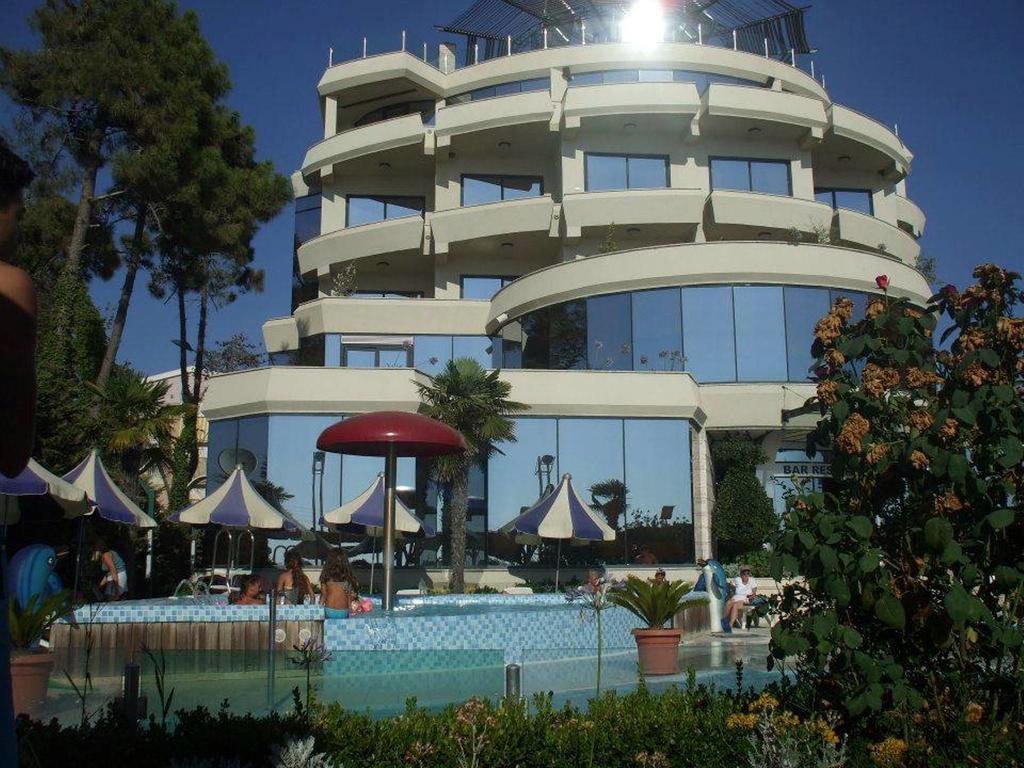Vela Hotel Kryemëdhej Exterior foto